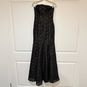 MONIQUE LHUILLIER Strapless Lace lined Formal Dress